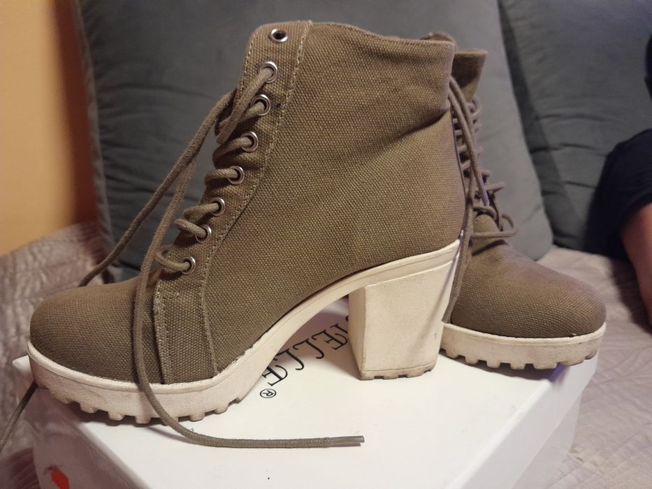 Botki sznurowane na obcasie