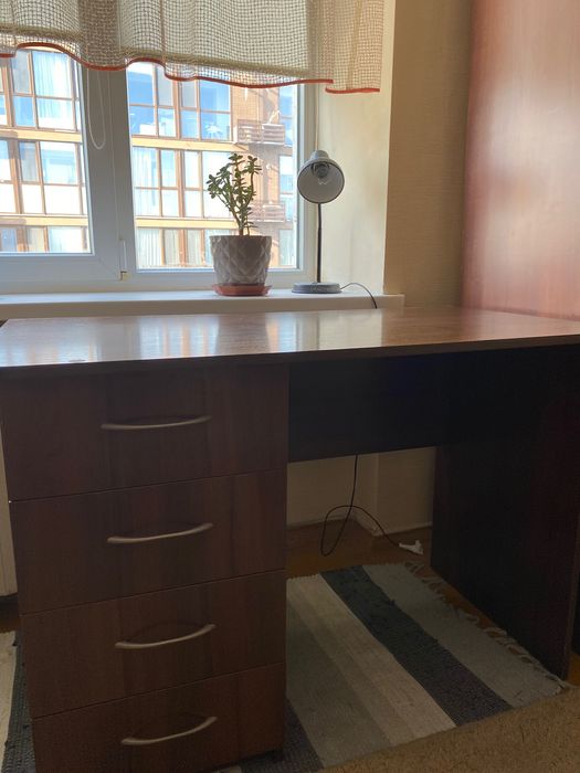 Письмовий стіл в гарному стані