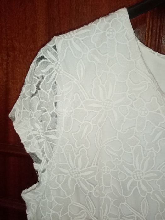 Blusa branca com bordado de flores