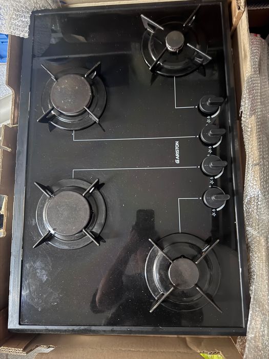 Placa a Gás Ariston (4 Bicos) – Vidro Estreito Preto (Como Nova / Excelente Estado)