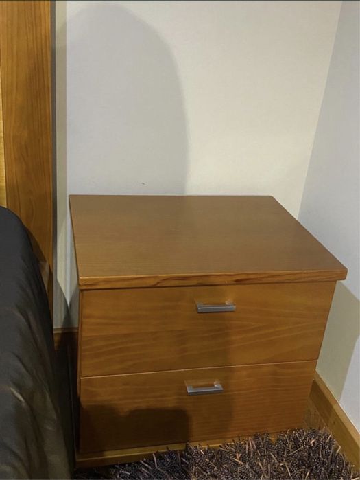 Cama de corpo e meio e Secretária