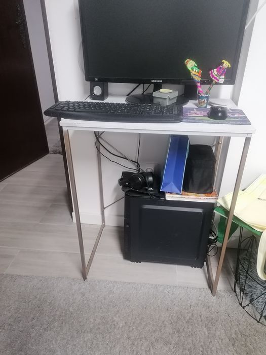 Secretaria branca com dourado