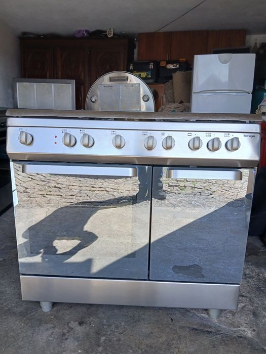Vendo fogão semi-industrial com 4 bocas a gás, 2 elétricas e forno eléctrico.