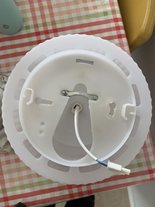 Candeeiro branco para teto444480648759234564