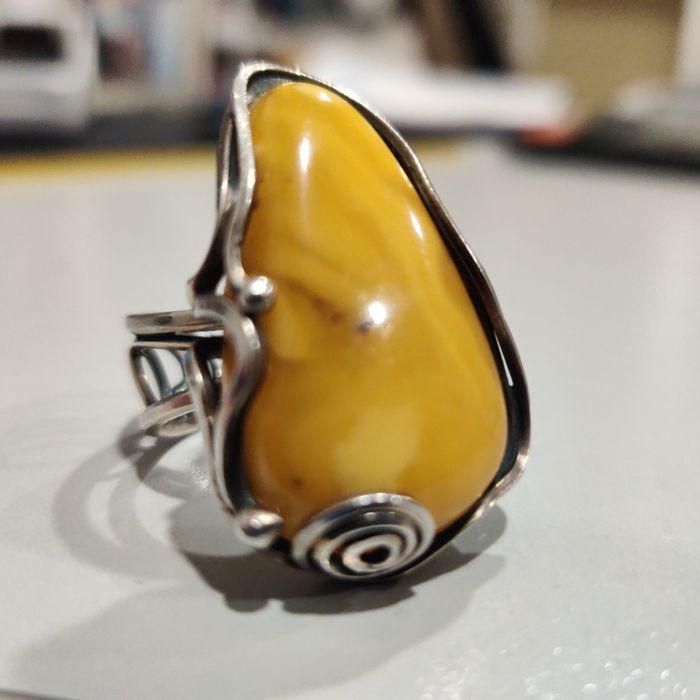 Неймовірний срібний перстень з натуральним пейзажним бурштином