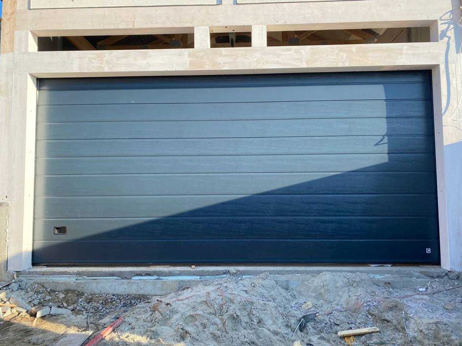 Автоматичні секційні ворота ТМ GANT шир.3000 вис.2500 антрацит RAL7016