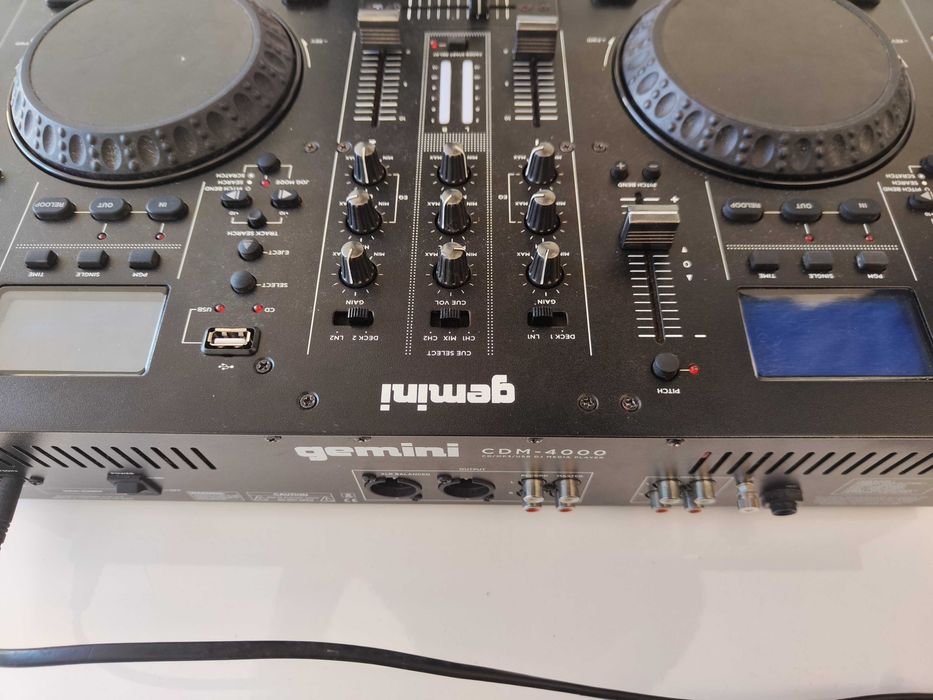 Mesa mistura DJ com scratch com duplo deck CDs e MP3 e pen