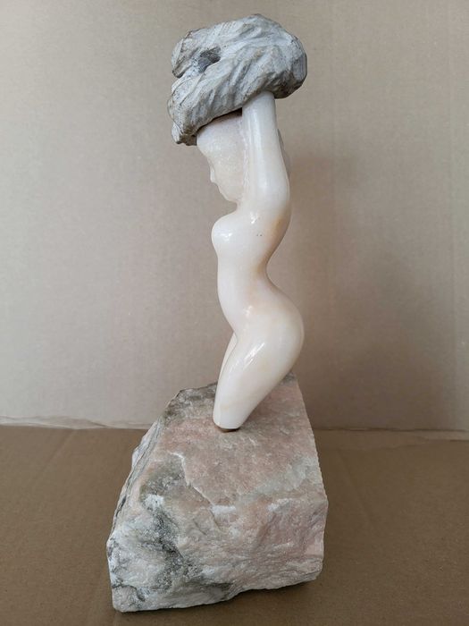 Escultura em Mármore de Figura Feminina - Carlos Rodrigues