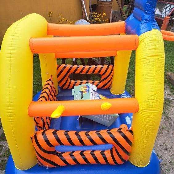 Zamek dla dzieci z koszem i dwoma półkami.