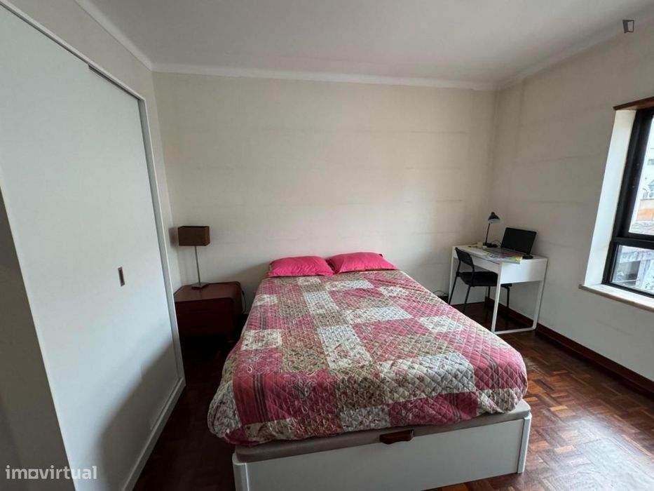 Quarto - localizado em  Coimbra