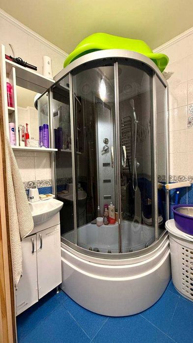 Продається двокімнатна квартира по вул. Чайковського в місті Коломия.