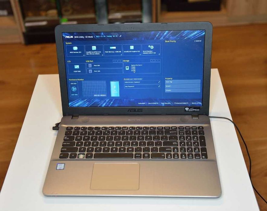 Laptop ASUS X541U 4 GB IC I3-6006U + Ładowarka