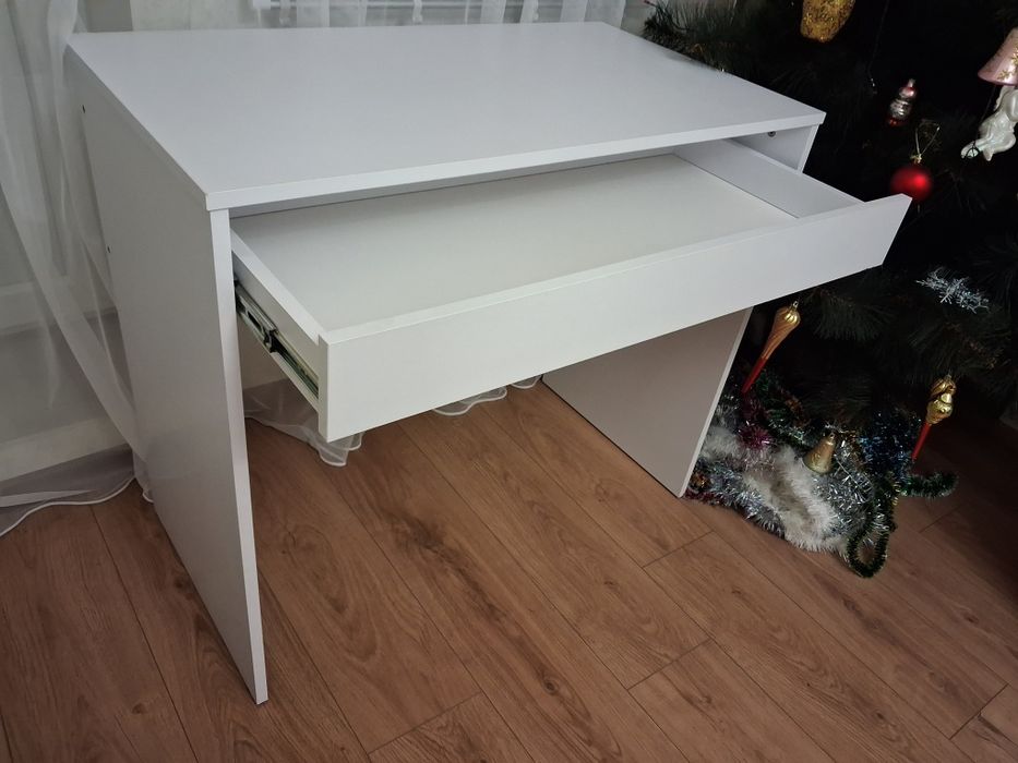 Стол  письменный  фирменный  стильный