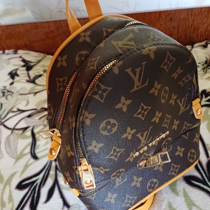 Маленький, зручний, стильний, брендовий рюкзачок louis Vuitton