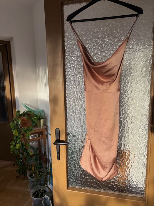 Mini sukienka w kolorze ciepłego złota