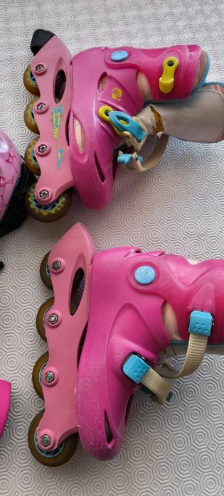 2 pares de patins capacete e proteção