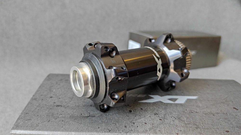 Передняя втулка: Shimano XT HB-M8110-BS - (28 отв.)
