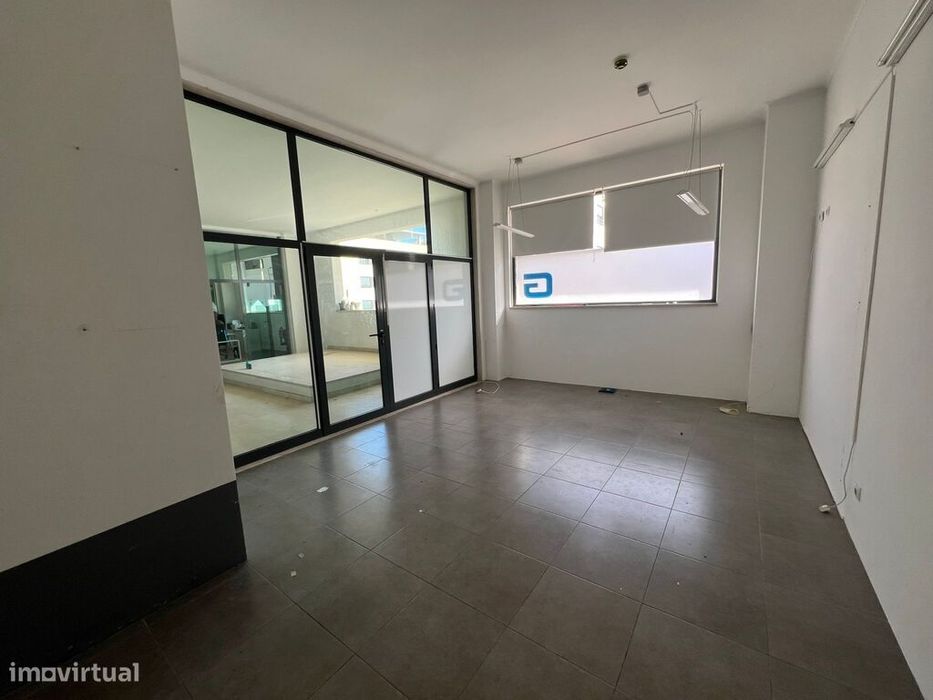 Loja com 50 m2 na Quinta do Conventinho