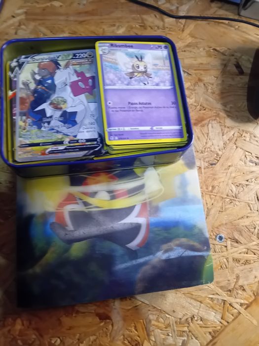 Caderneta e caixa de cartas pokemon
