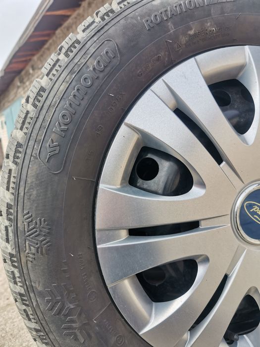 Продам шины с дисками  R16 215/60