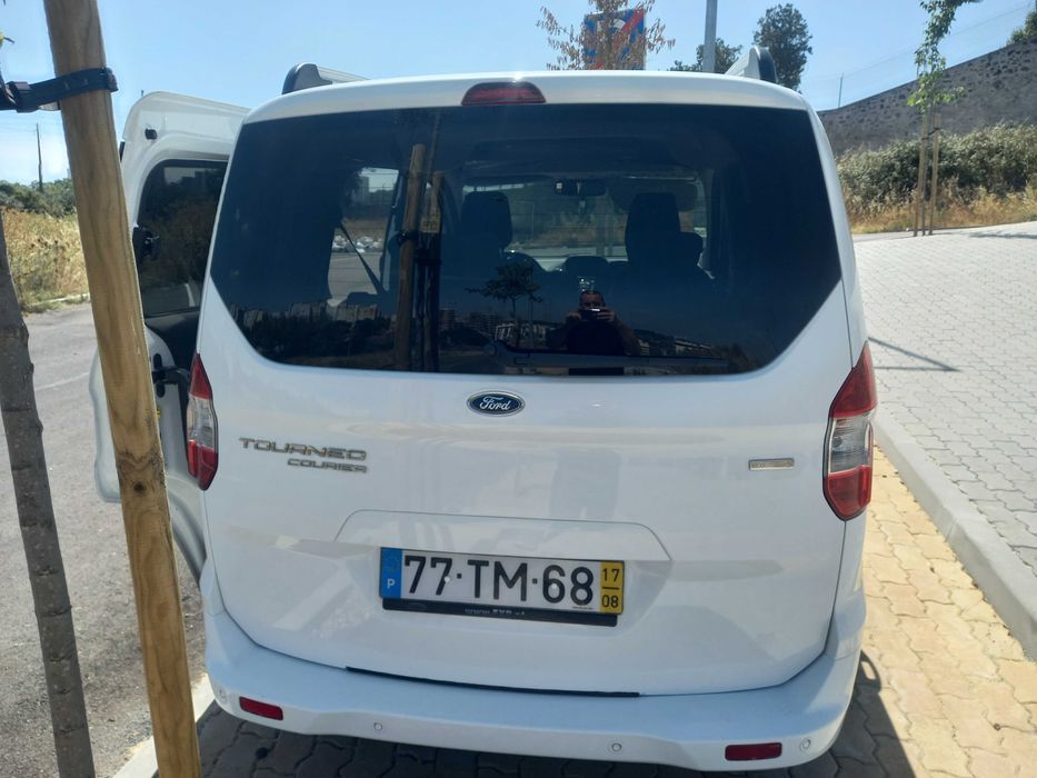 Ford Tourneo Courier 1.0 EcoBoost Titanium