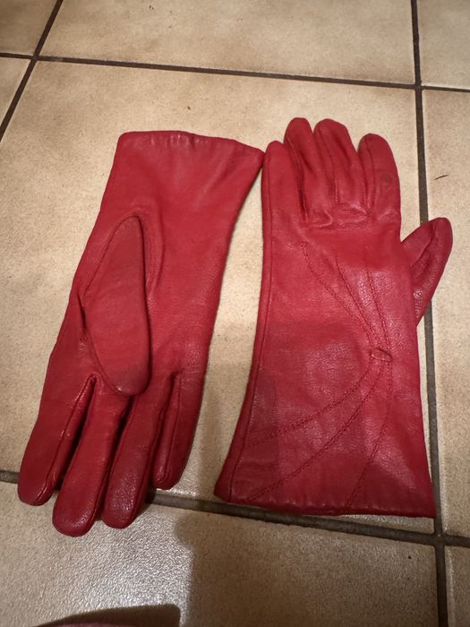 Rękawiczki czerwone skórzane i różowe delikatne materiałowe