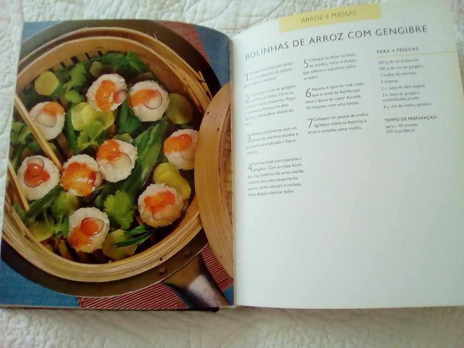 Livro de receitas no wok