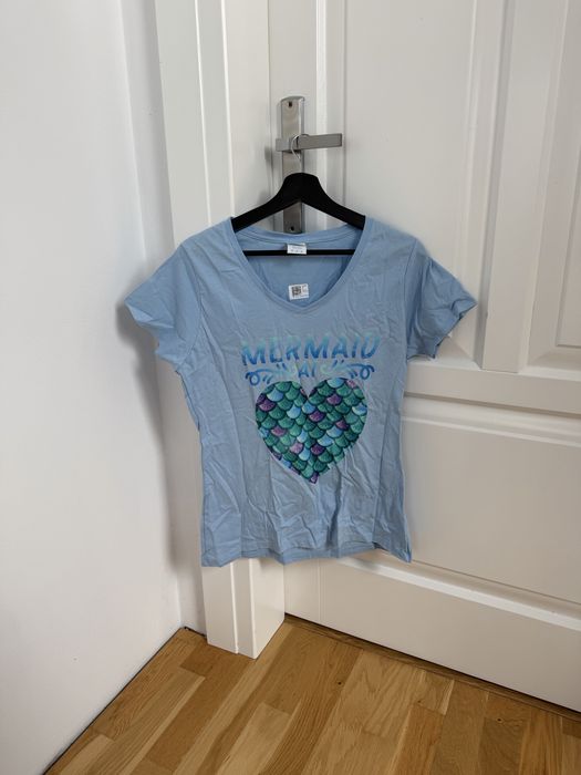 Nowy blekitny T-shirt Port & Company Mermaid Rozmiar M