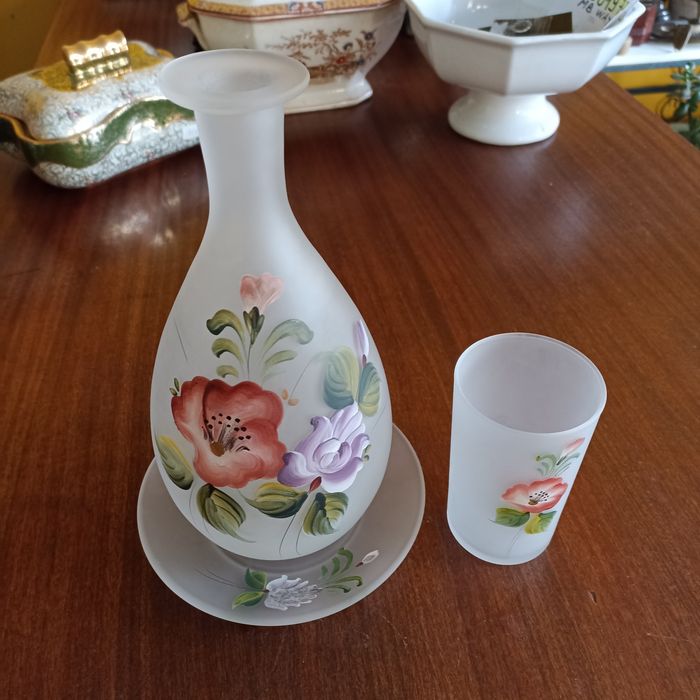 Garrafa de mesa cabeceira com copo e prato em vidro fosco motivo flora