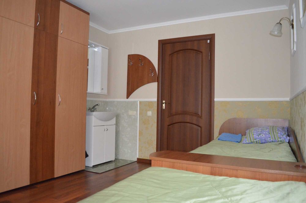 Кімнати подово,потижнево ЦЕНТР 400 грн.Надаємо звітні документи.