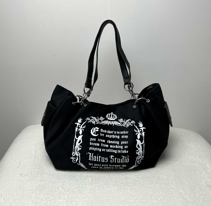 Damska czarna welurowa torebka na ramię z metalowymi dodatkami