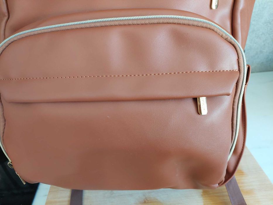 Mochila em pele sintética castanha – Prática e elegante