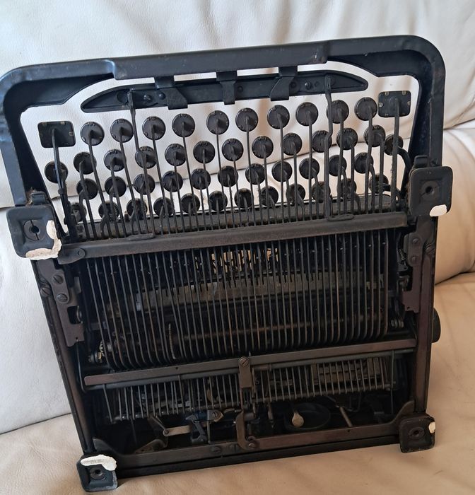 Máquina de escrever portátil Royal Quiet Deluxe.