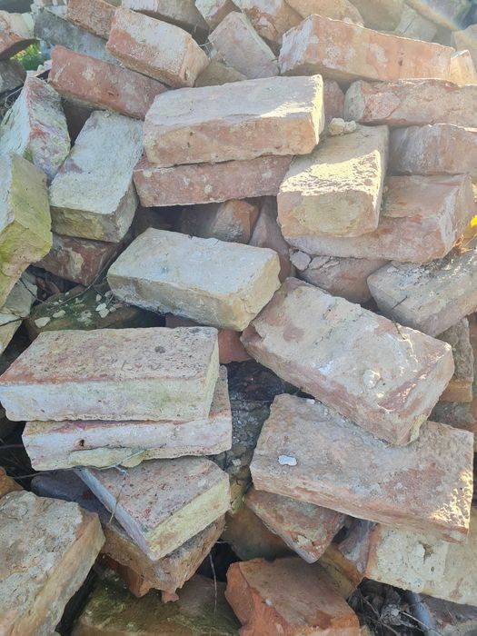 Cegła czerwona rozbiórkowa.