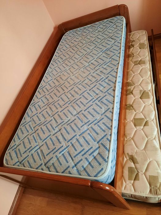 Duas camas individuais em muito bom estado