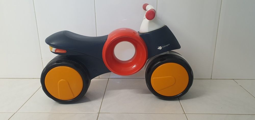 Mota criança para aprender a andar