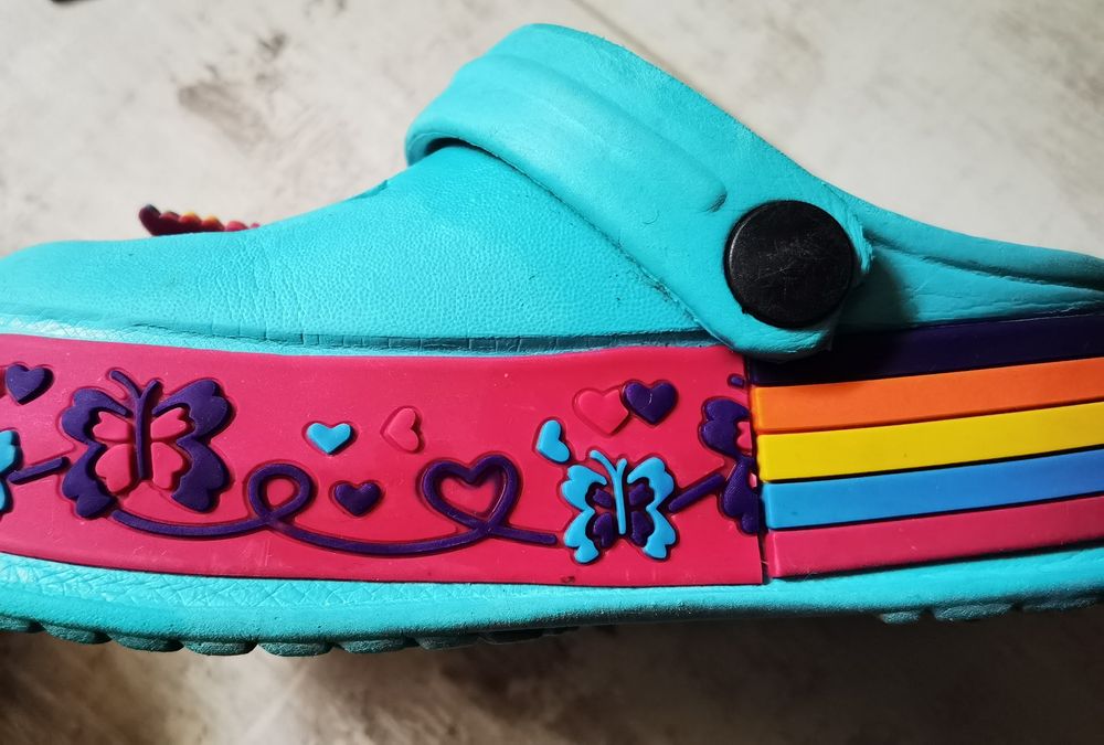 Klapki, buty a la Crocs 23