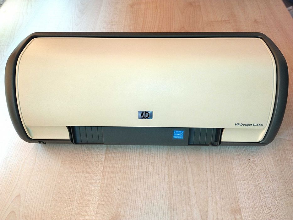 Принтер HP DeskJet D1560  компактний.