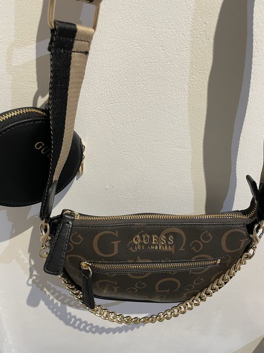 Mala guess castanha e preta com corrente dourada