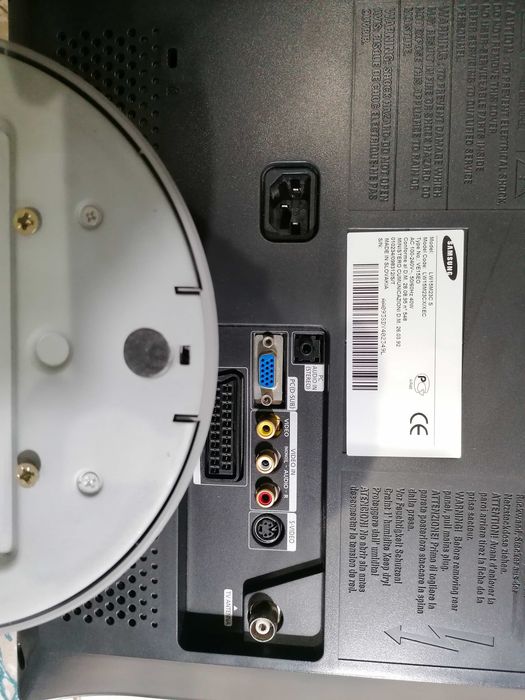 LCD Samsung 22 cm - com entrada a ligação para PC