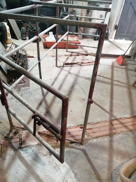Vendo jaula de maternidade para porca parideira e leitões, usada, mas em bom estado.