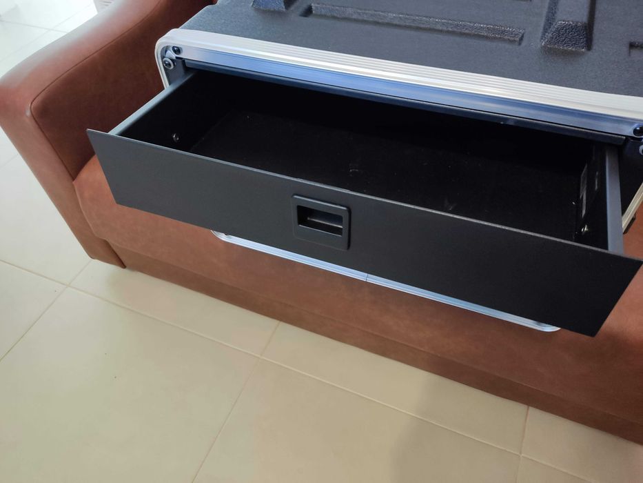 Gavetas rack 1U e 2U, painel 1U e parafusos