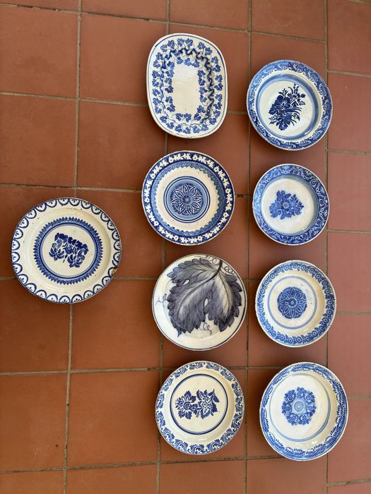 Lote de pratos antigos em faiança portuguesa – Fábricas de Miragaia e Coimbra