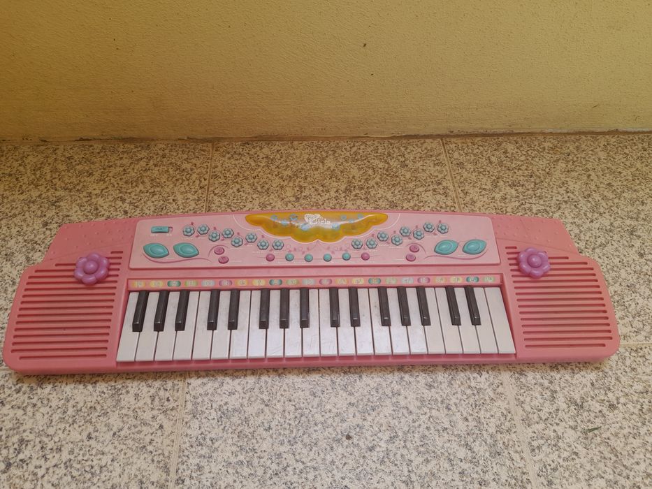 Vendo Pianos  com sons