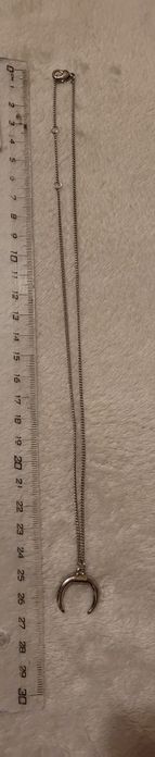 Colar com o formato de lua