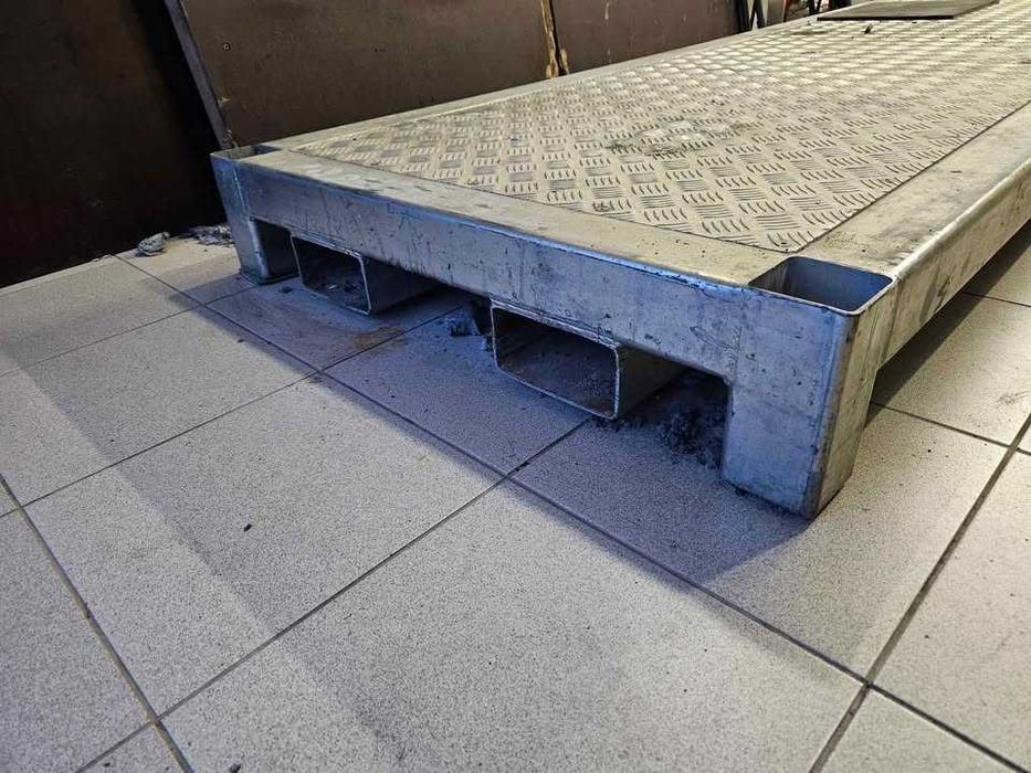 Stalowa platforma do transportu