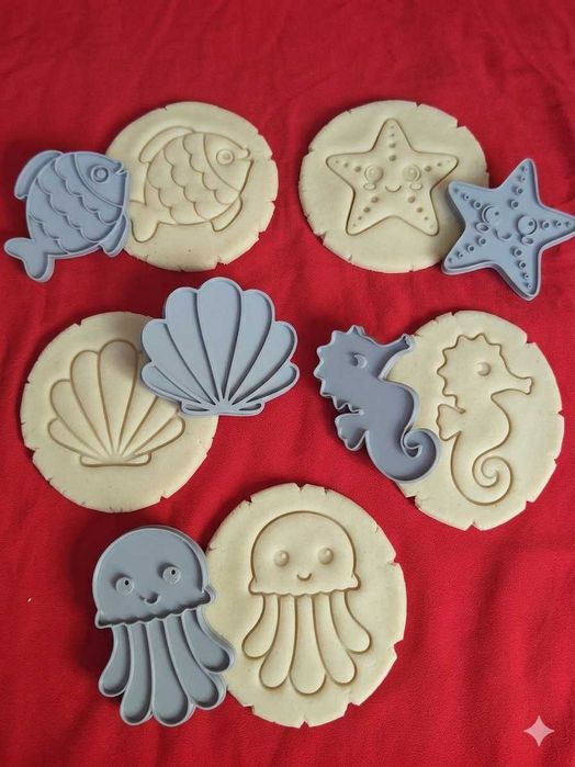 Kit 5 Cortadores + Carimbo para Biscoitos e Pasta Americana – Moldes Grandes 7,5 cm – Ideal para Confeitaria, Bolachas Decoradas