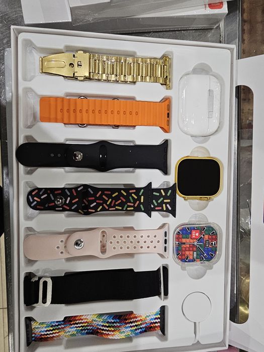 Smartwatch + 7braceletes + earphones