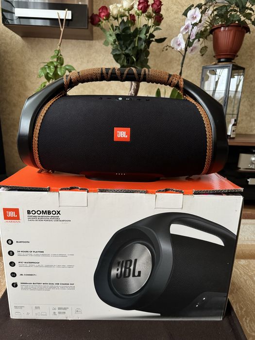 Продам портативну акустику JBL Boombox чорного кольору