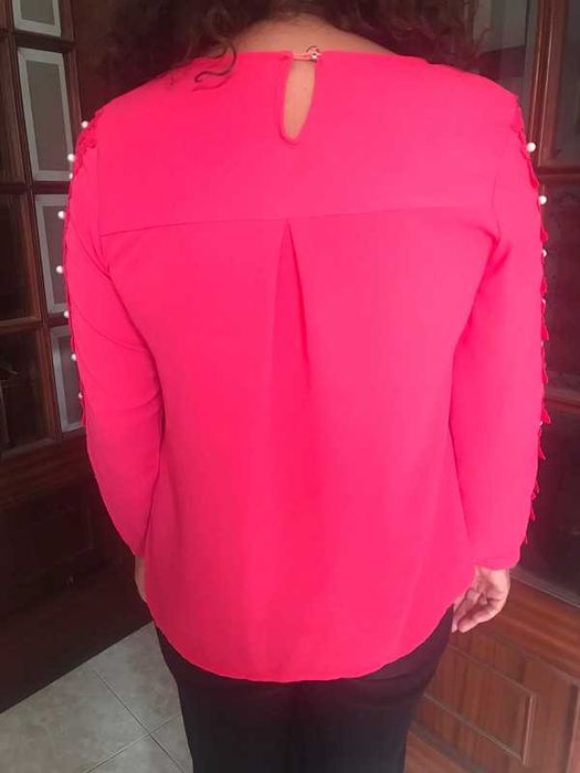 Blusa cor de rosa com bolinhas